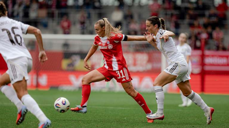 Georgia Stanway im Zweikampf mit Reals Sarah Däbritz.