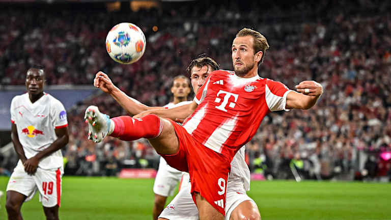 Harry Kane saugt den Ball runter während des Bundesligaauftakts zwischen dem FC Bayern und RB Leipzig