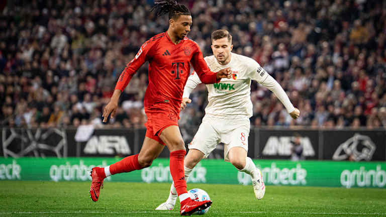 Michael Olise im Zweikampf im Spiel gegen den FC Augsburg