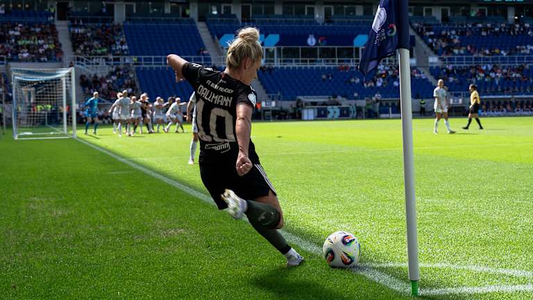 Linda Dallmann tritt eine Ecke im Supercup zwischen dem FC Bayern und dem VfL Wolfsburg.