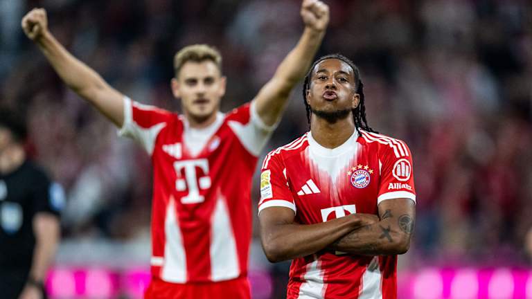 Michael Olise präsentiert sich nach einem Tor gegen RB Leipzig selbstbewusst mit verschränkten Armen
