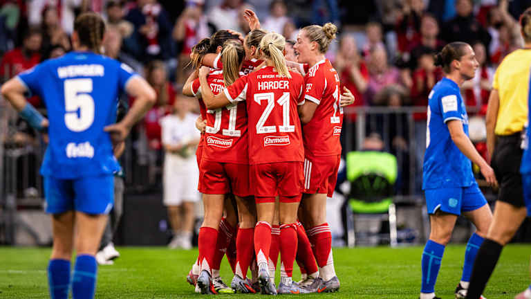 Spielerinnen des FC Bayern bejubeln ein Tor
