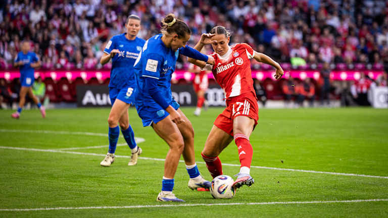Klara Bühl im Zweikampf