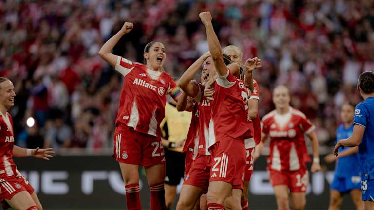 Vanessa Gilles und Srah Zadrazil strecken die Arme jubelnd in die Höhe.