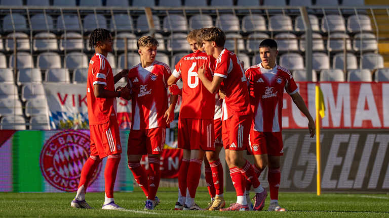 Die FC Bayern Amateure bejubeln einen Treffer.