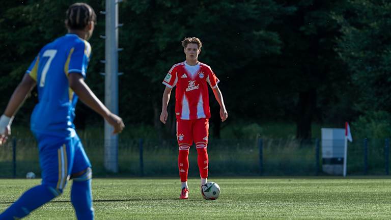 Ein Spieler der U17 führt einen Ball am Fuß.