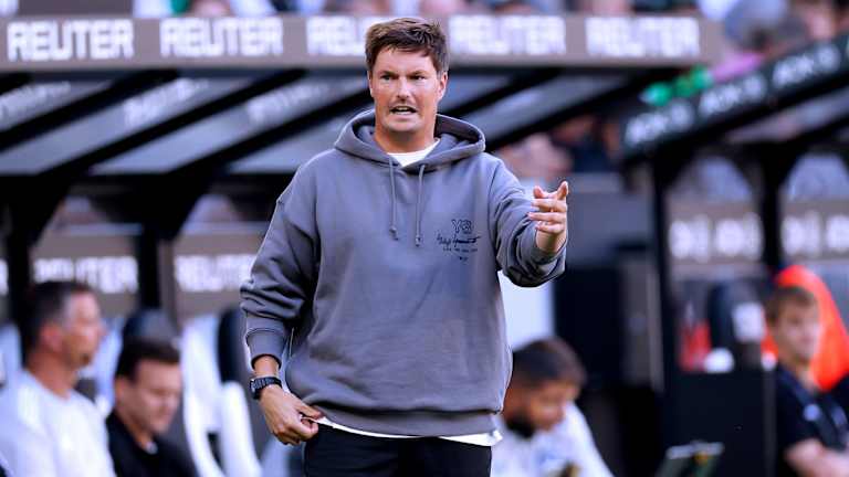 HSV-Trainer Merlin Polzin coacht an der Seitenlinie.