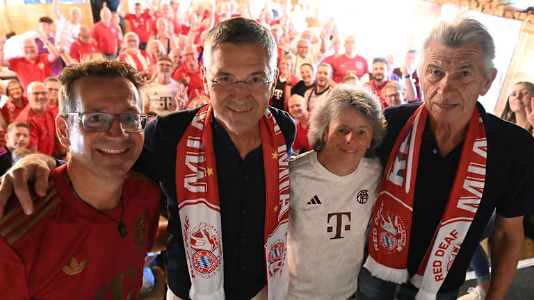 Präsident Herbert Hainer (2.v.l.) und Klaus Augenthaler (r.) zu Gast beim FC Bayern Fanclub Red Deaf