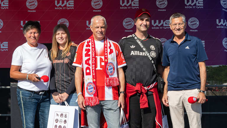 Karin Danner (l.) und Herbert Hainer (r.) mit Fans auf der Bühne beim Fanfest auf der Esplanade der Allianz Arena