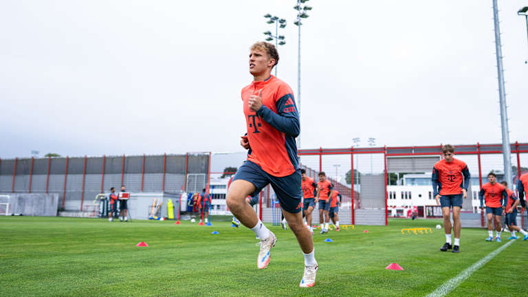 Kurt Rüger absolviert im Training der FCB Amateure eine Laufübung.
