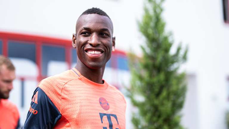 Nicolas Jackson kommt aus der Kabine des FC Bayern und lacht