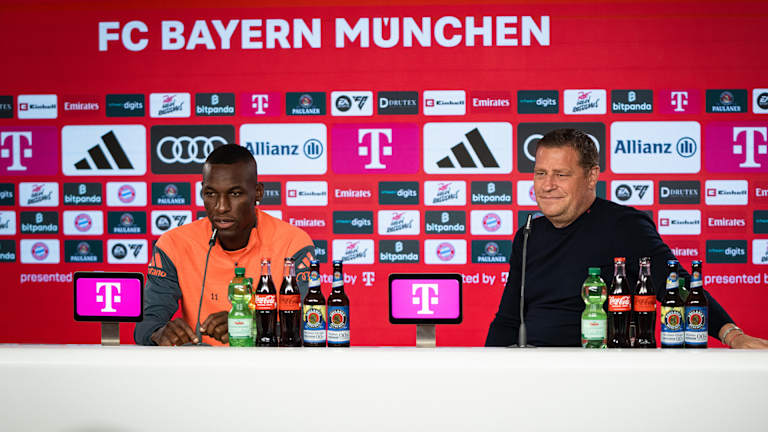 Nicolas Jackson und Max Eberl sprechen auf einer Pressekonferenz