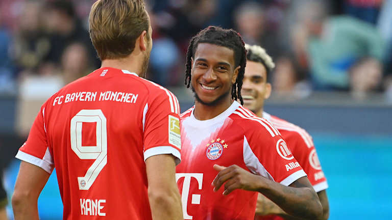 Michael Olise und Harry Kane bejubeln ein Tor gegen Augsburg