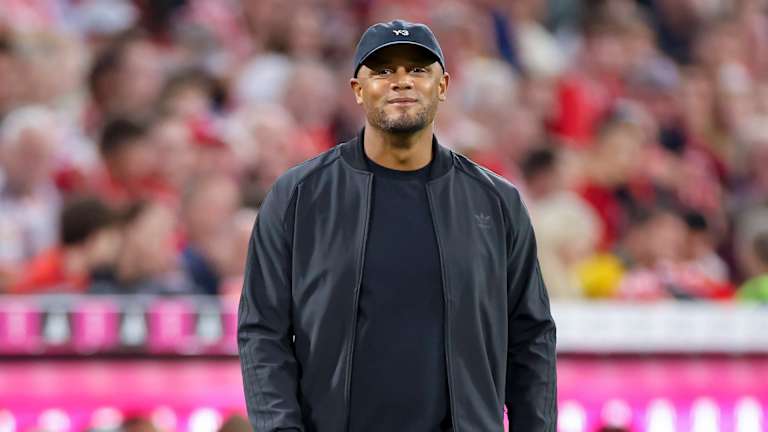 Vincent Kompany geht lachend durch die Allianz Arena