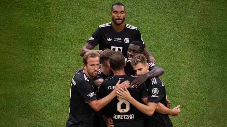 Spieler des FC Bayern jubeln gemeinsam nach einem Tor gegen Tottenham in der Saisonvorbereitung