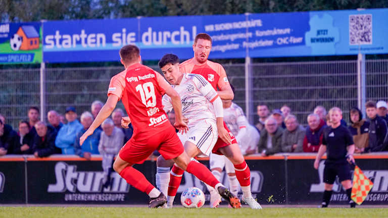 Fleipe Chávez setzt sich im Zweikampf mit zwei Gegenspielern durch.