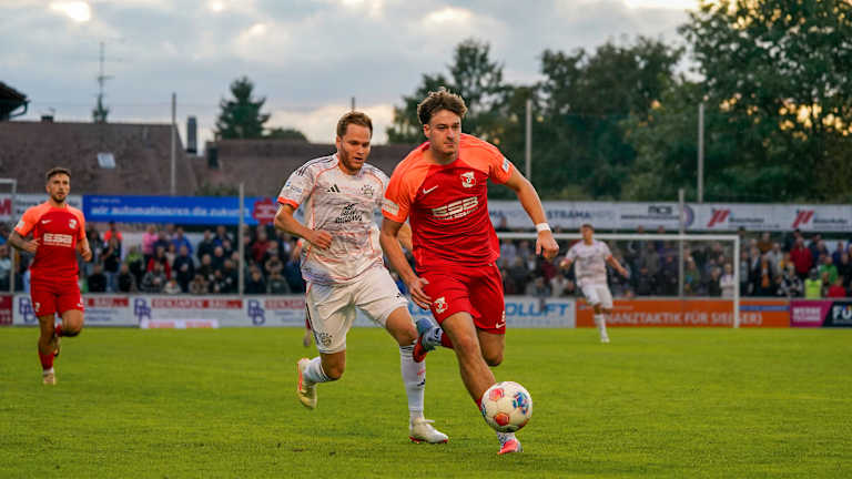 Benno Schmitz läuft seinem Gegenspieler hinterher.
