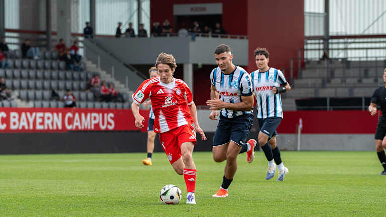 Bogdan Olychenko führt den Ball am Fuß.