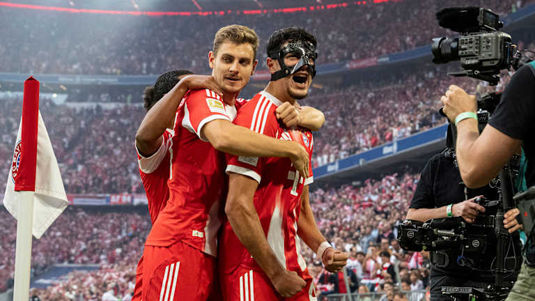 Aleksandar Pavlovic lässt sich nach dem 2:0 im Bundesliga-Spiel FC Bayern gegen Hamburger SV an der Eckfahne feiern