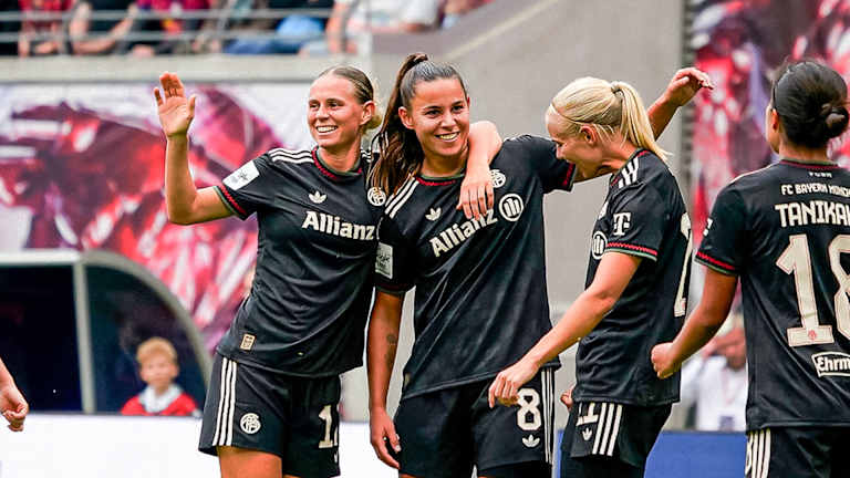Klara Bühl, Lena Oberdorf und Co. jubeln während des Auswärtsspiels der FC Bayern Frauen bei RB Leipzig im zweiten Spieltag der Frauen-Bundesliga
