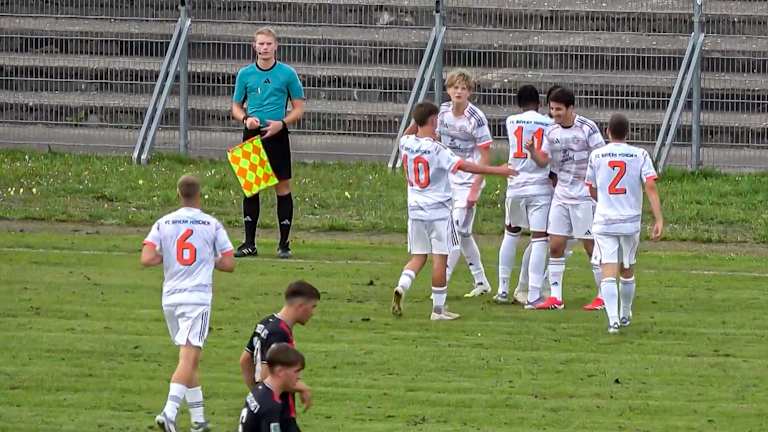 U17 jubelt nach einem Tor in Ingolstadt.