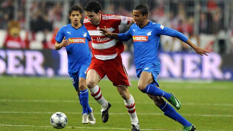 Mark van Bommel dribbelt mit dem Ball im Bundesliga-Spiel des FC Bayern gegen die TSG Hoffenheim.