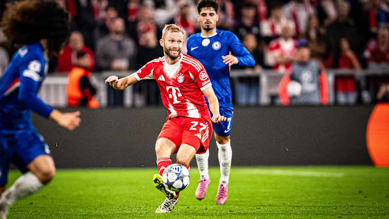 Konrad Laimer mit Ball am Fuß während des Heimspiels des FC Bayern zum Auftakt in die Champions League gegen den FC Chelsea