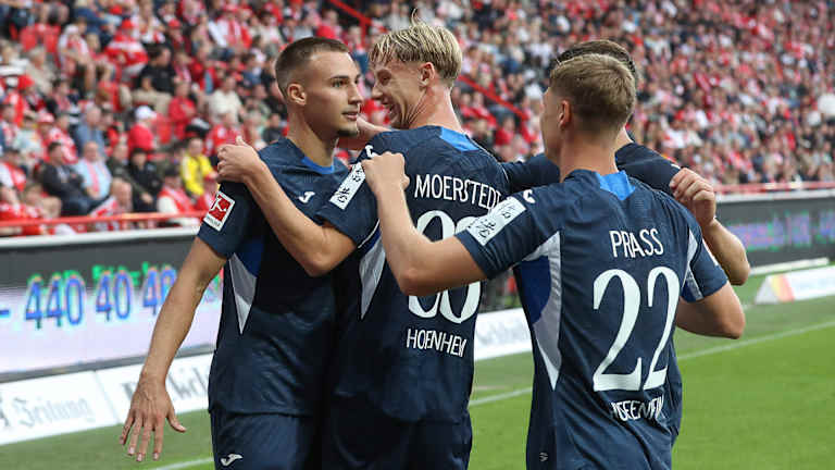 Spieler der TSG Hoffenheim bejubeln ein Tor im Bundesliga-Spiel bei Union Berlin.