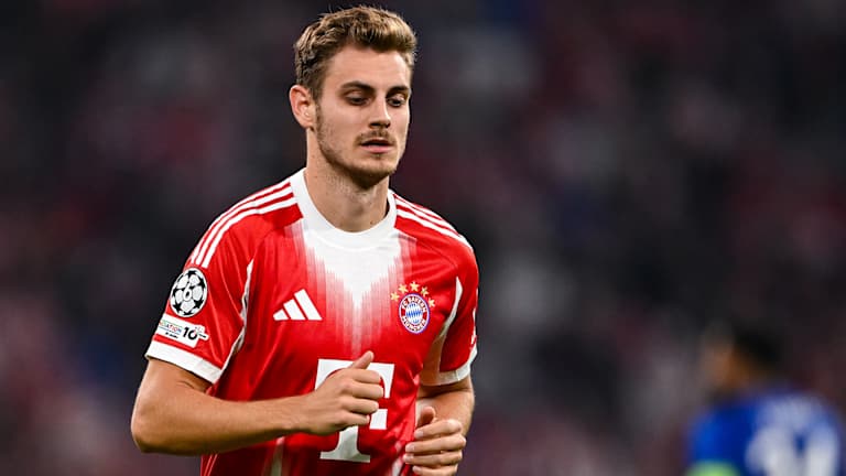Josip Stanisic en el partido del FC Bayern contra el Chelsea