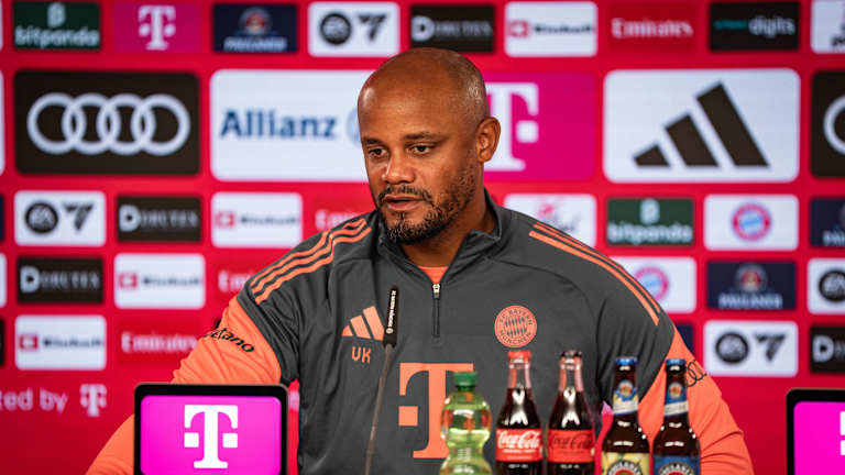 Vincent Kompany lächelnd im Training des FC Bayern