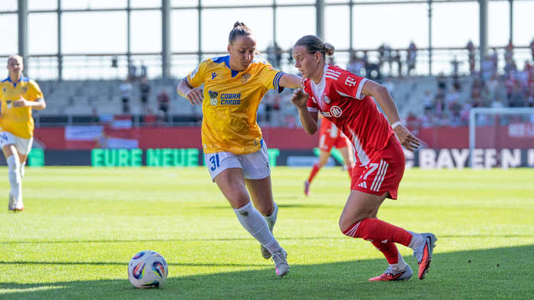 Klara Bühl im Zweikampf.