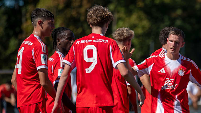 U17 jubelt nach einem Tor gegen den VfB Stuttgart.