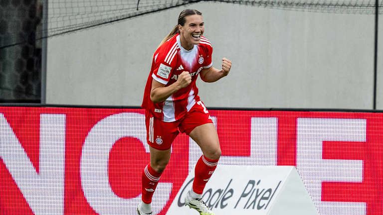 Vanessa Gilles von den FC Bayern Frauen jubelt lachend.