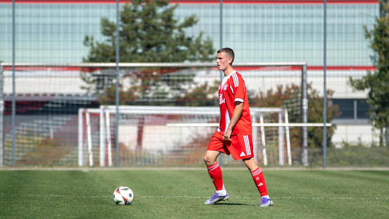 Jakob Horvarth mit dem Ball am Fuß.