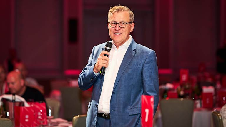 Jan-Christian Dreesen, Vorstandsvorsitzender des FC Bayern, spricht auf dem Bankett nach dem Champions League-Spiel beim FC Paphos