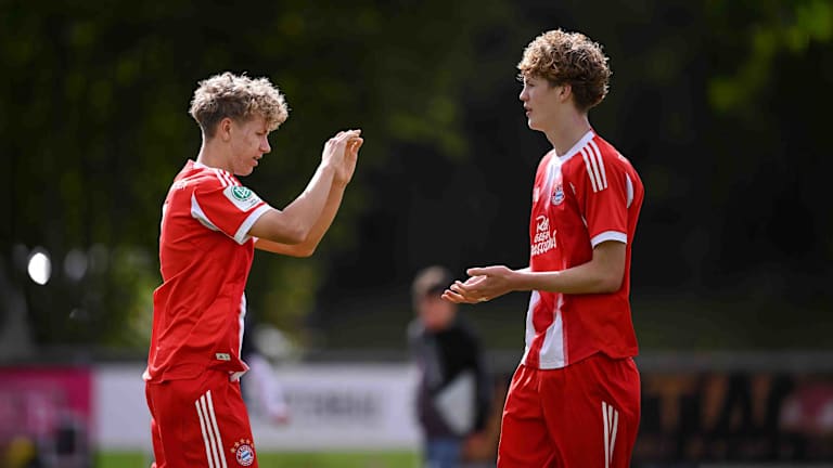 Philipp von Taube jubelt für die FC Bayern U17.