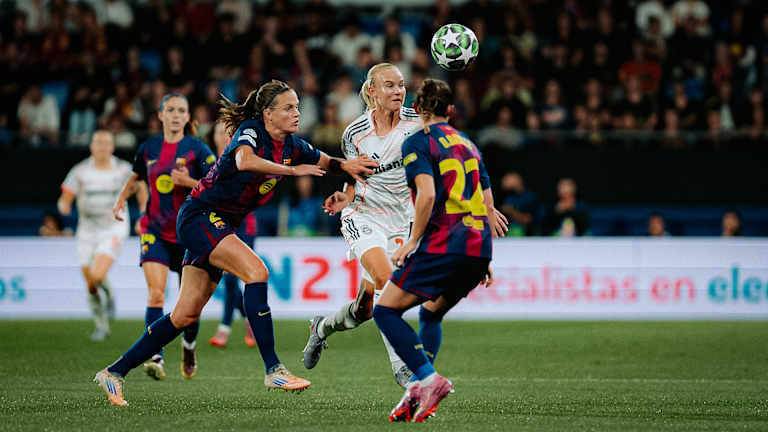 Pernille Harder im Zweikampf während des Gastspiels der FC Bayern Frauen in der UEFA Women’s Champions League beim FC Barcelona