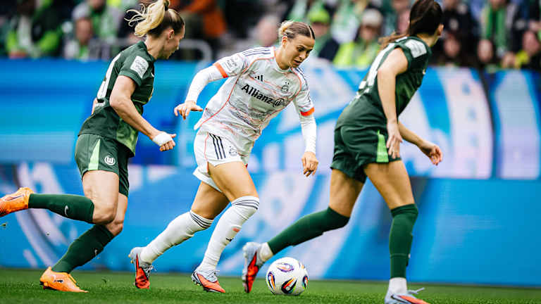Klara Bühl mit Ball am Fuß während des Auswärtsspiels der FC Bayern Frauen in der Google Pixel Frauen-Bundesliga beim VfL Wolfsburg