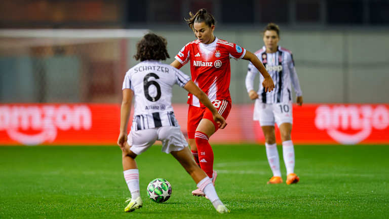 Lena Oberdorf mit dem Ball am Fuß dribbelt auf ihre Gegenspieler zu.