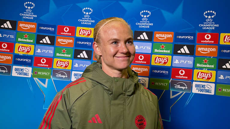 Pernille Harder lächelt bei einem Interview.