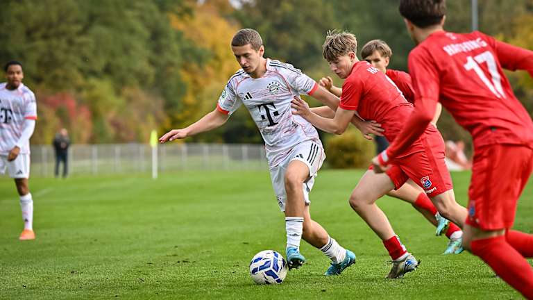 Spielszene aus dem Duell der U19 des FC Bayern mit der SpVgg Unterhaching in der Vorrunde der U19-DFB-Nachwuchsliga