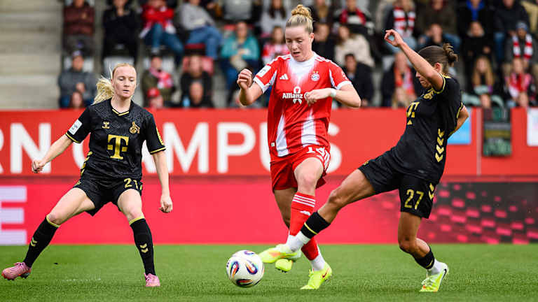 Alara Şehitler im Zweikampf während des Heimspiels der FC Bayern Frauen in der Google Pixel Frauen-Bundesliga gegen den 1. FC Köln