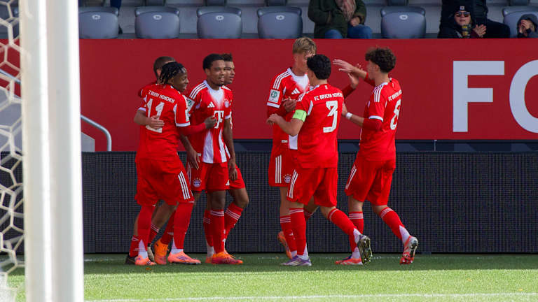 Die FC Bayern U19 bejubelt einen Treffer.