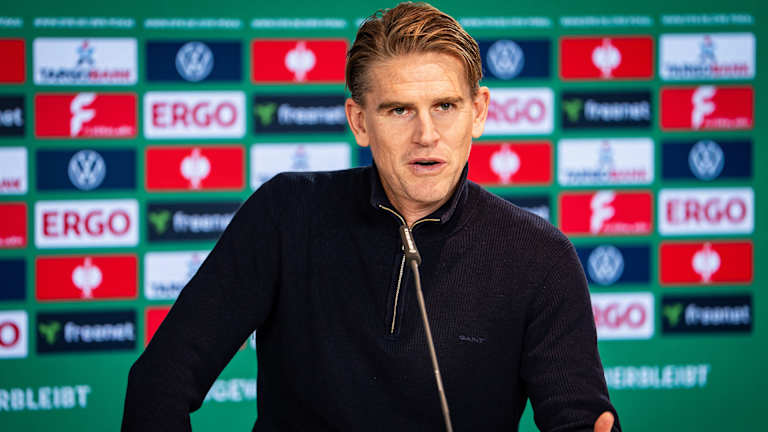 Vincent Kompany im Pressetalk des FC Bayern vor dem DFB-Pokal-Spiel in Köln