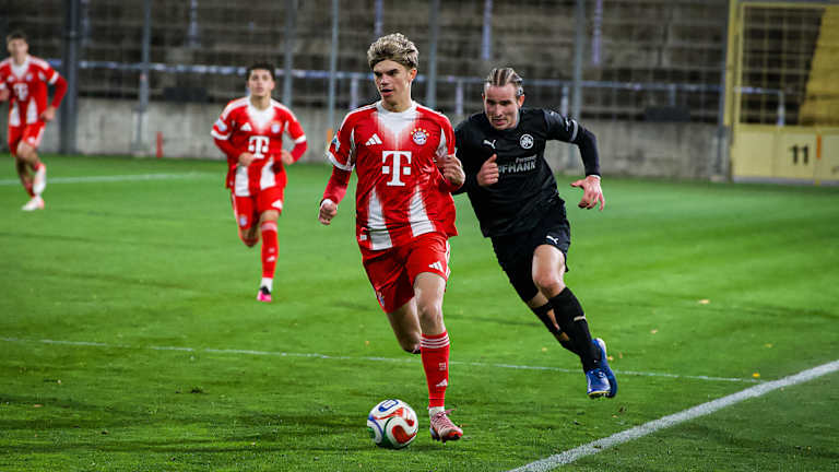 Guido Della Rovere mit Ball am Fuß während des Heimspiels der FC Bayern Amateure in der Regionalliga Bayern gegen den FV Illertissen