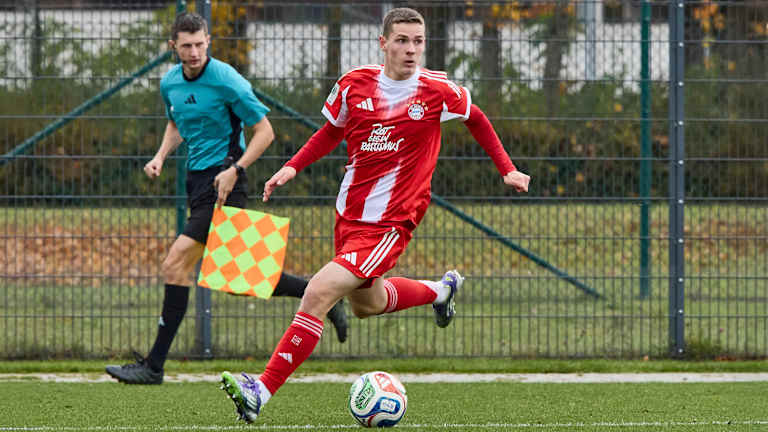 Jakob Horvath führt den Ball am Fuß.