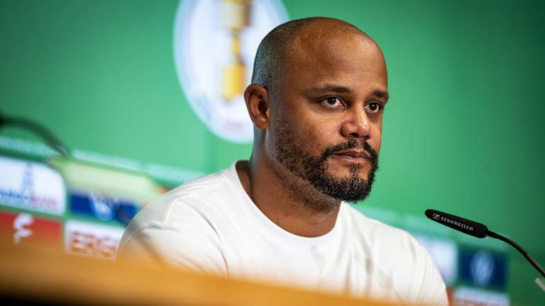 Vincent Kompany spricht auf einer PK