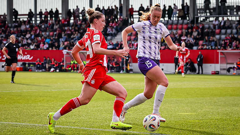 Alara Şehitler im Zweikampf während des Heimspiels der FC Bayern Frauen in der Google Pixel Frauen-Bundesliga gegen die SGS Essen