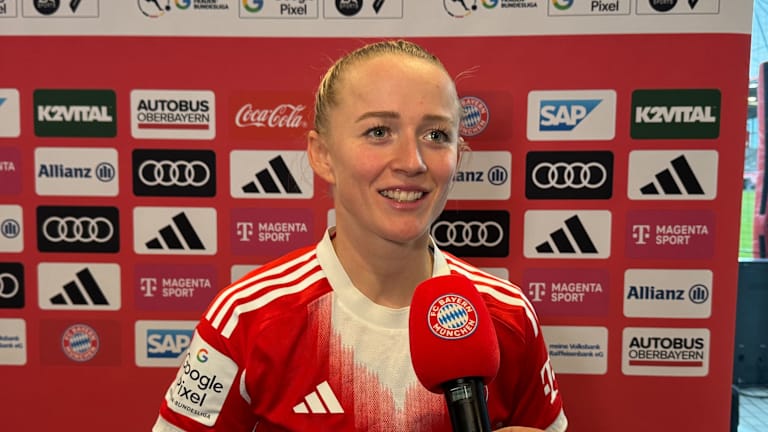 Lea Schüller beim Interview nach der Partie gegen Essen