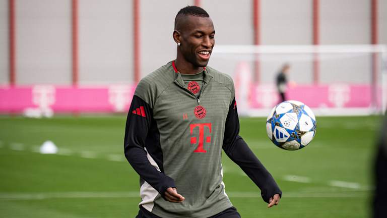 Nicolas Jackson jongliert mit dem Ball Abschlusstraining des FC Bayern vor dem Champions League-Spiel gegen Paris Saint-Germain.